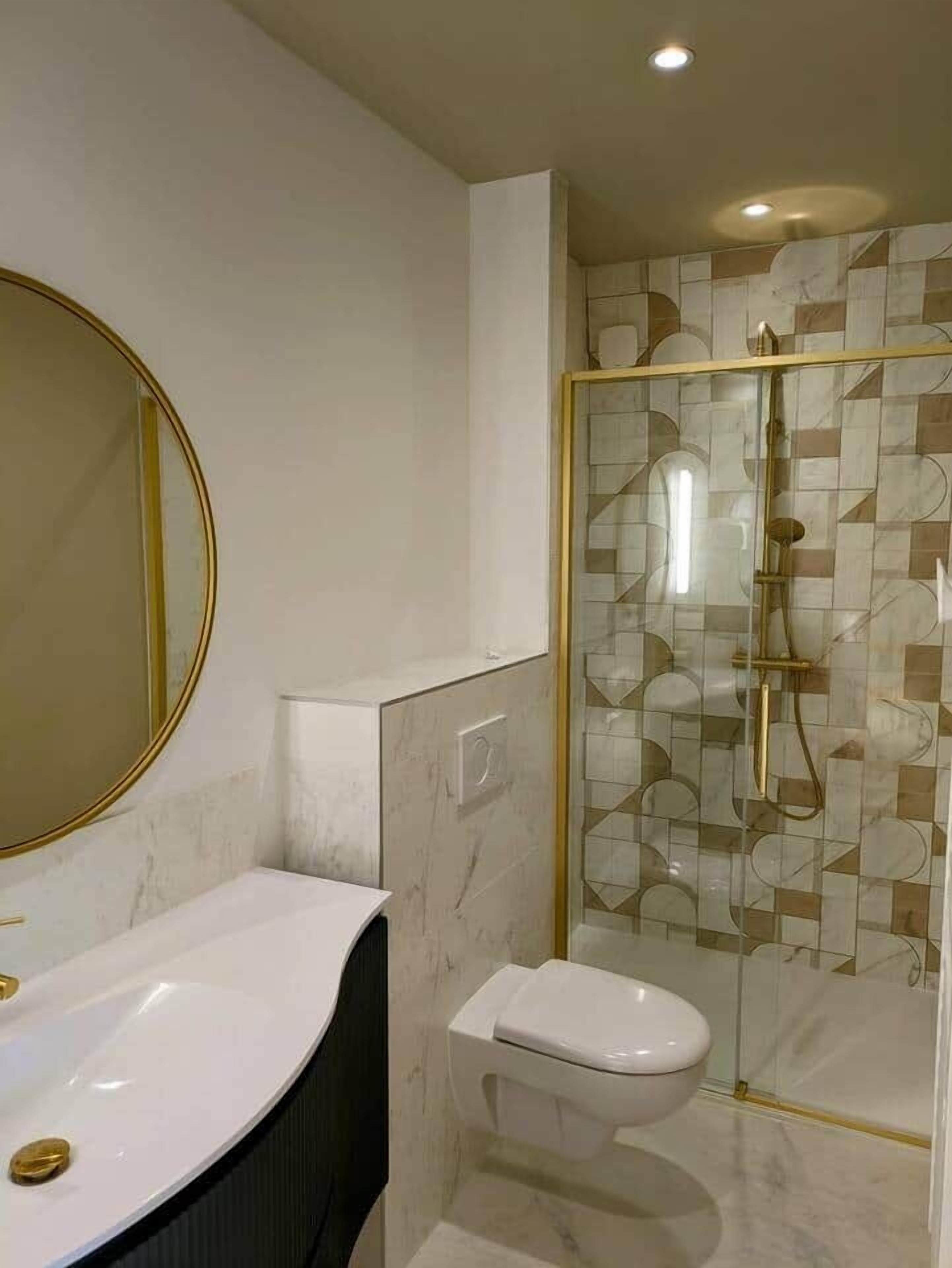 Dusj, hårføner og håndklær