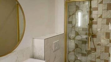 Douche, sĂšche-cheveux, serviettes fournies