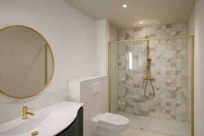 Shower, hair dryer, towels - Les Flots Harmonieux (30m² lake view) (Aix-les-Bains)