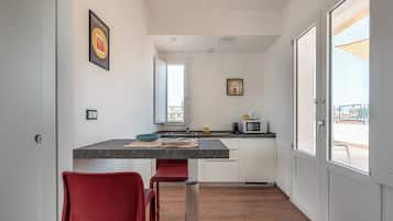Studio | Private kitchen | Fridge, microwave, stovetop, espresso maker