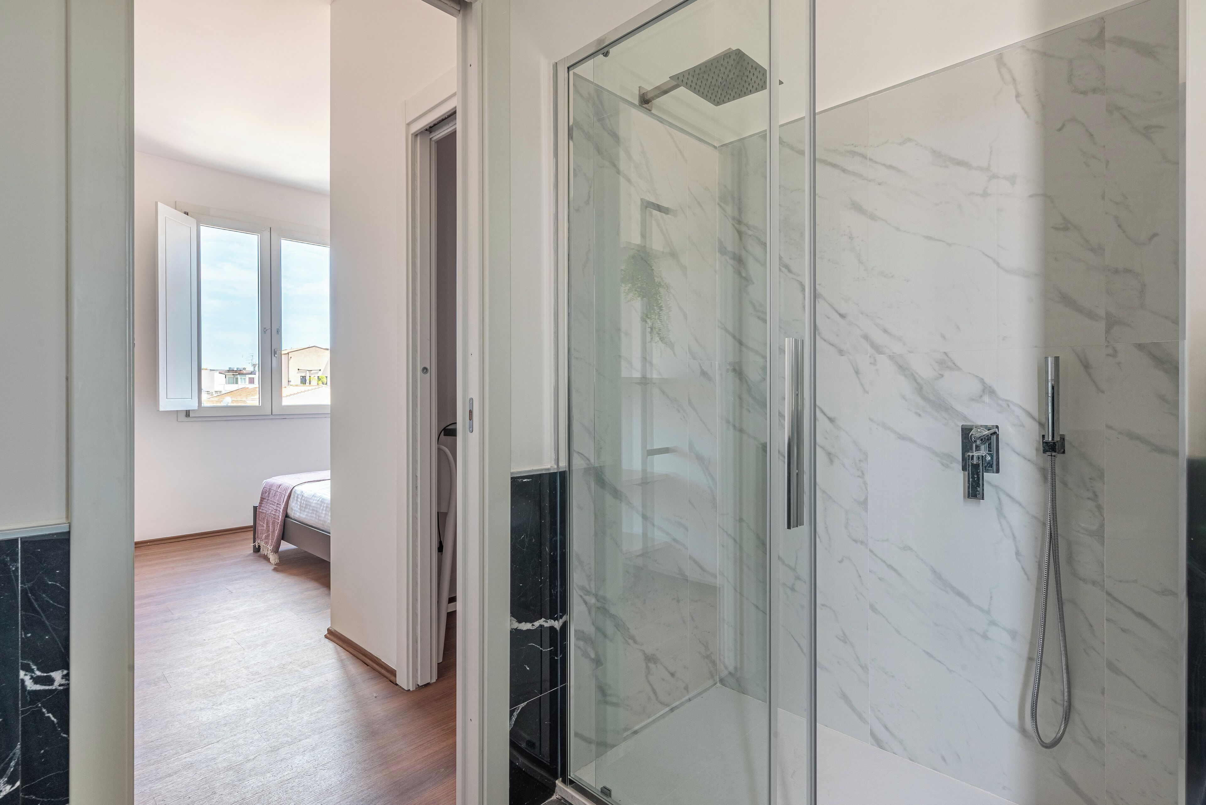 Apartamento, 1 habitación | Baño | Ducha, artículos de higiene personal gratuitos y secador de pelo