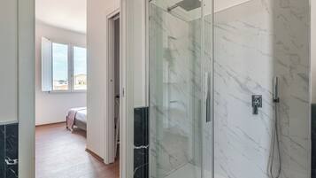 Apartamento, 1 habitación | Baño | Ducha, artículos de higiene personal gratuitos y secador de pelo