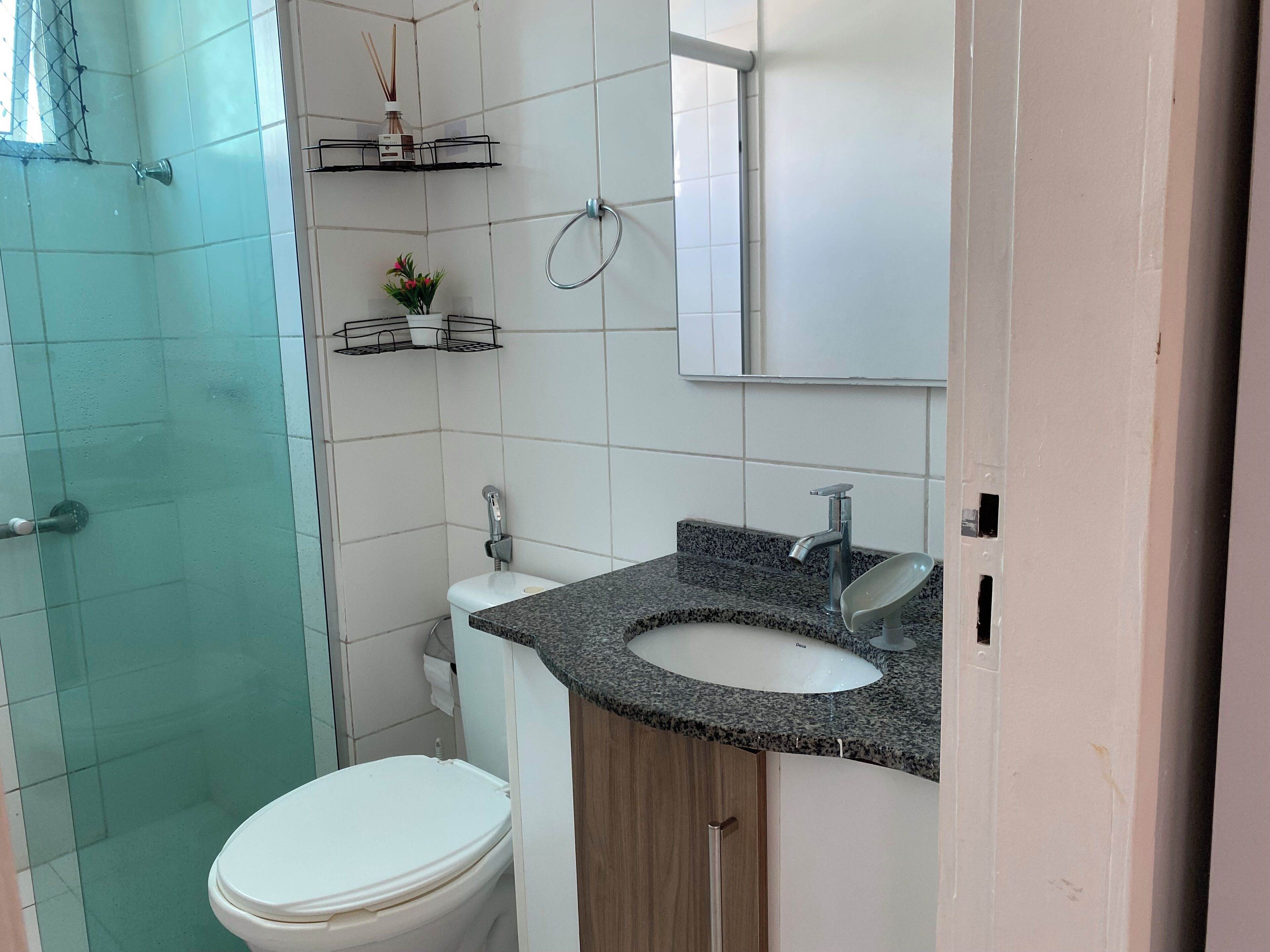 Sèche-cheveux, serviettes fournies, savon, papier toilette