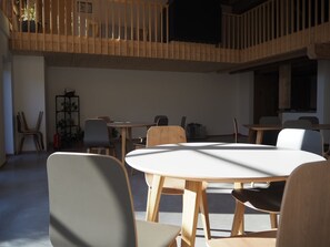 Outdoor dining - Holiday Home 'Sigmundenhof' with Mountain View, Private Terrace and Wi-Fi (Schonach im Schwarzwald)