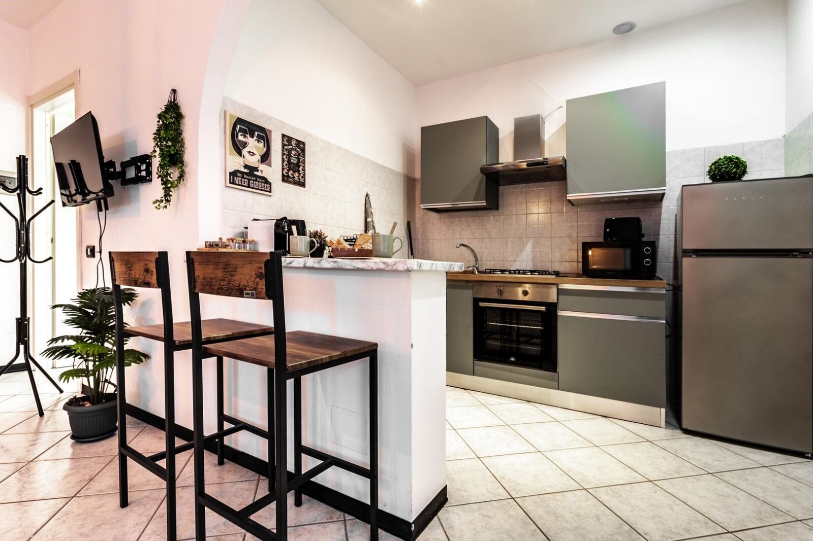 冷蔵庫、電子レンジ、オーブン、コンロ