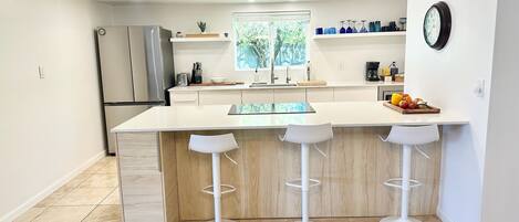 Kjøleskap, mikrobølgeovn, ovn og kokeplater