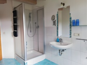 Shower, hair dryer, towels - Apartment 'Pfiffikus' with Mountain View, Shared Terrace and Wi-Fi (Schonach)