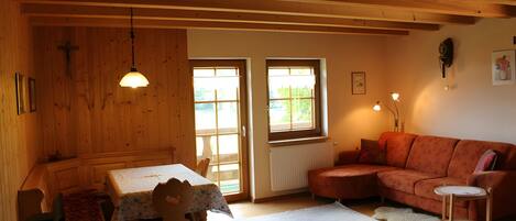 Télévision, table de tennis de table, chaîne hi-fi