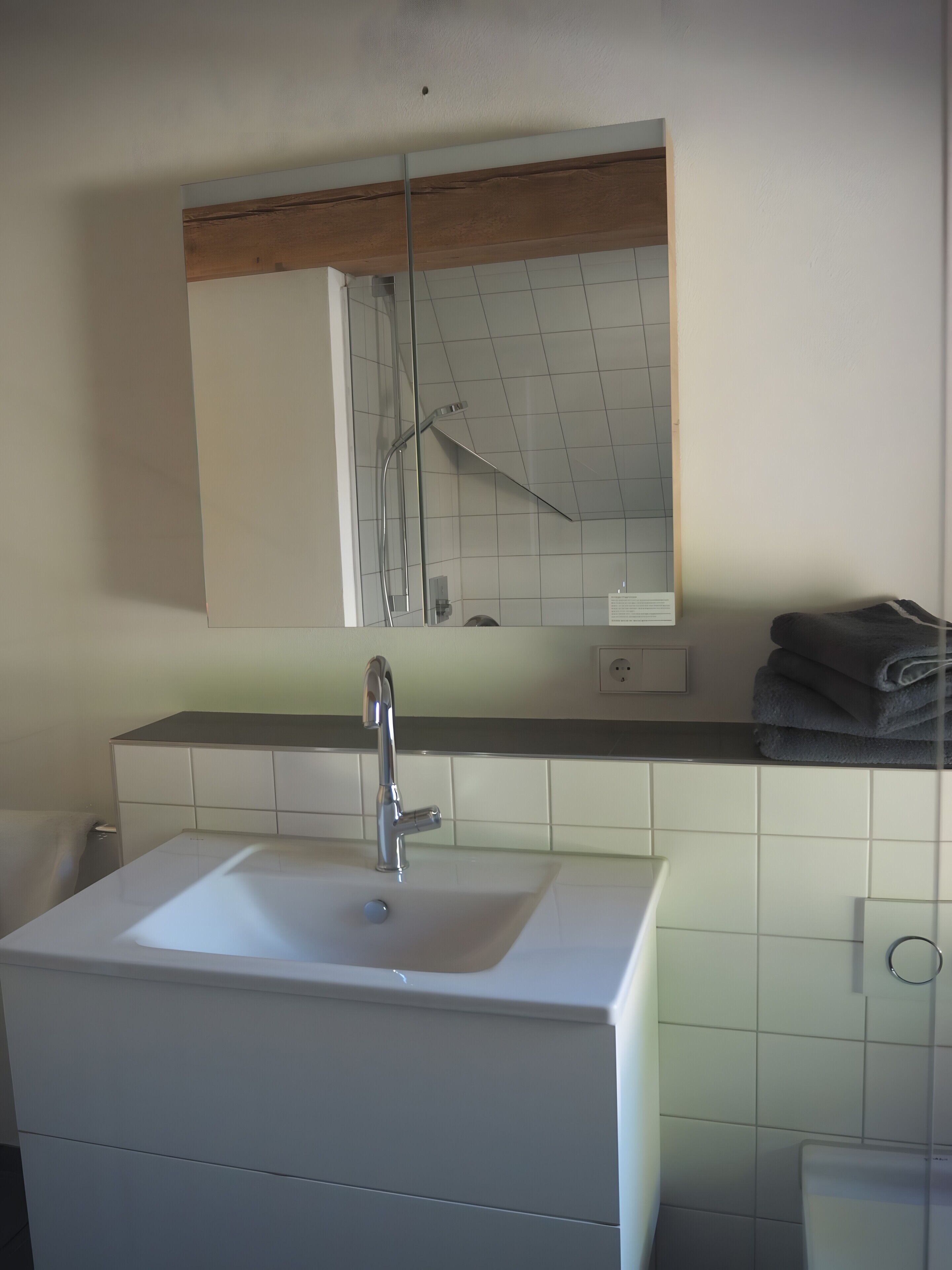 Douche, sèche-cheveux, serviettes fournies