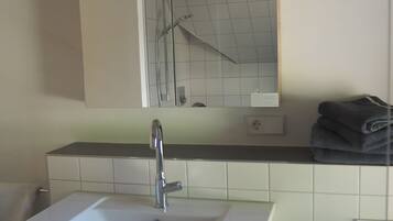 Douche, sĂšche-cheveux, serviettes fournies