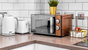 Una cucina accessoriata con un tostapane, un bollitore, un forno a microonde e una macchina per il caffè.