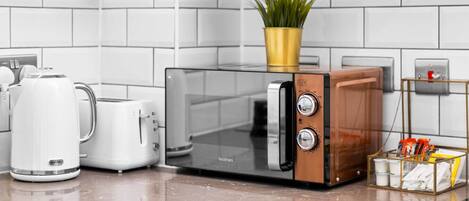 Réfrigérateur, micro-ondes, four, plaque de cuisson