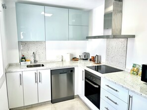 Refrigerador, microondas, horno y parrilla de estufa