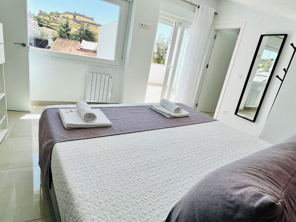 2 habitaciones, tabla de planchar con plancha y cuna de viaje