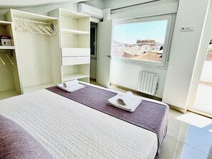 2 habitaciones, tabla de planchar con plancha y cuna de viaje