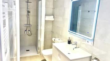 Een douche, een haardroger, handdoeken, zeep
