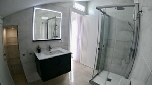Shower, hair dryer, towels, soap - Principado de Aracena Apartment (Aracena)