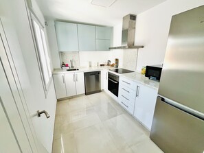 Refrigerador, microondas, horno y parrilla de estufa 