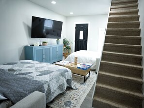 Travel crib, free WiFi, bed sheets
