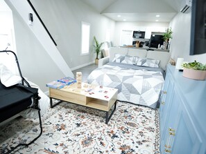 Travel crib, free WiFi, bed sheets