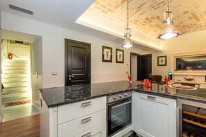 Fridge, microwave, oven, stovetop - Apartment in central Rome, just a stone's throw from Via Vittorio Veneto and Metro A (Roma)