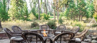 Maple Leaf Getaway: Private Suite: Hot Tub