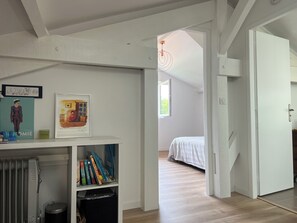 3 habitaciones, tabla de planchar con plancha y acceso a internet