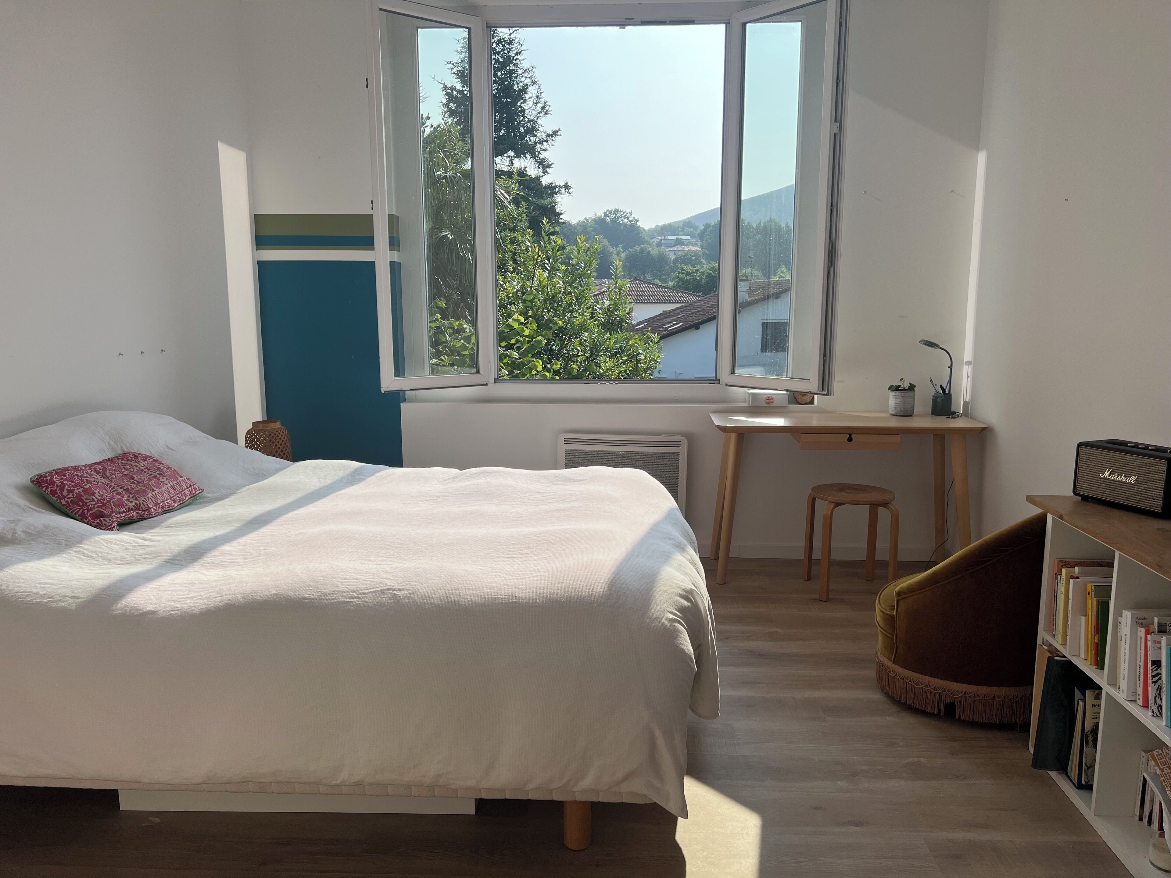 3 bedrooms, iron/ironing board, internet, bed sheets