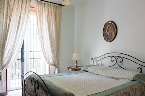 3 bedrooms, desk, bed sheets