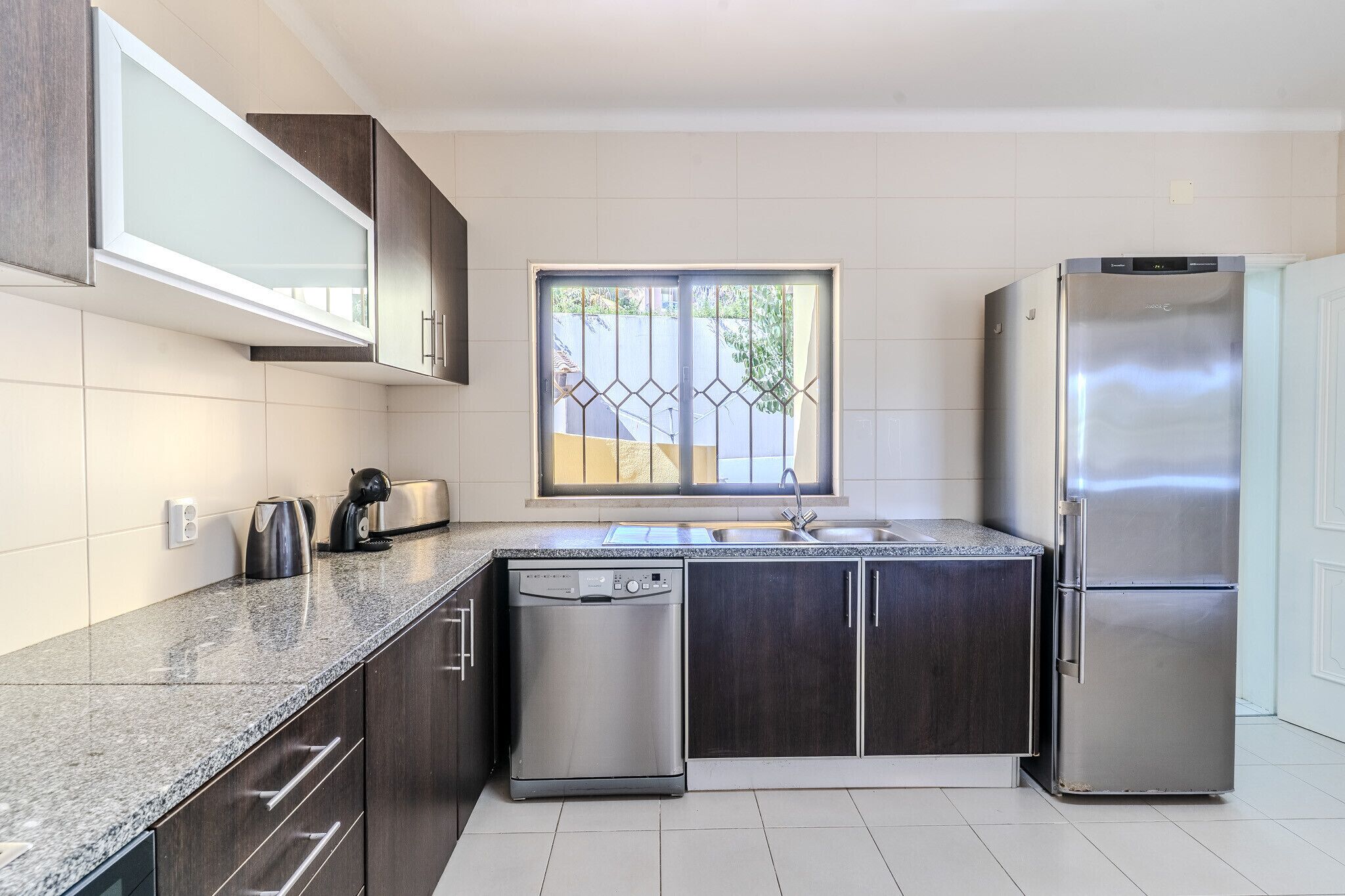 Kjøleskap, mikrobølgeovn, ovn og oppvaskmaskin