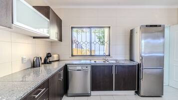 Kjøleskap, mikrobølgeovn, ovn og oppvaskmaskin