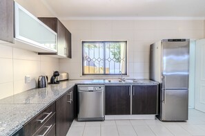 Frigorífico, microondas, horno y lavavajillas