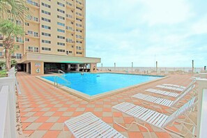 من حمّامات السباحة المغطاة