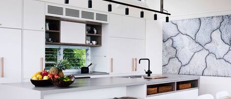 Frigorífico, microondas, horno y placa de cocina