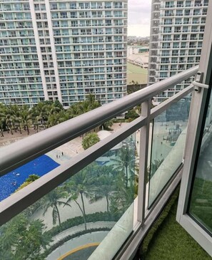 經典公寓客房, 2 間臥室, 露台, 泳池景 | 陽台景觀