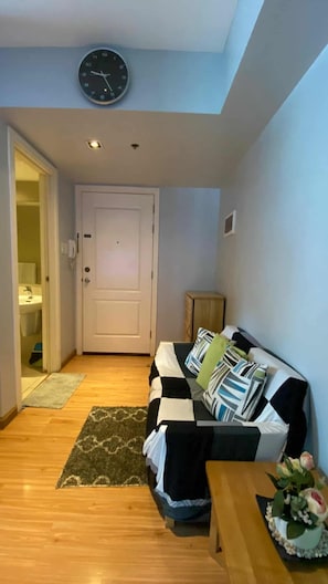 Bloc d'apartaments clàssic, 2 dormitoris, balcó, vistes a la piscina | Sala d'estar | Televisor intel·ligent de 50 polzades amb canals digitals