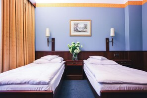 Habitación empresarial con 2 camas individuales | Tabla de planchar con plancha y wifi gratis 