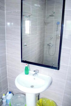 Dusche, Handtücher, Toilettenpapier