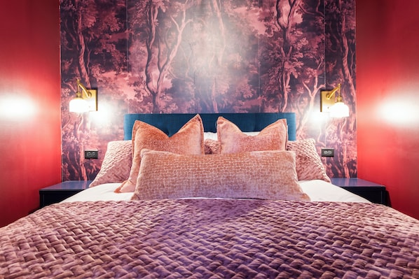 2 bedrooms, desk, WiFi (free), bed sheets