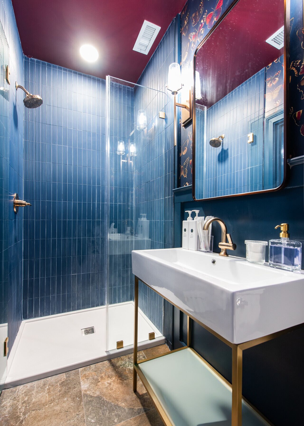 Ducha, artículos de tocador ecológicos, secador de pelo, toallas