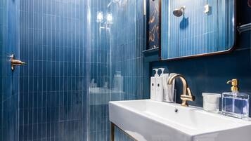 Ducha, artículos de tocador ecológicos, secador de pelo, toallas