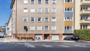 A multi-story residential building with a flat facade, multiple windows, and a parking area. - Apartment "Apartment in Hannover Mitte" with Wi-Fi (Hannover)