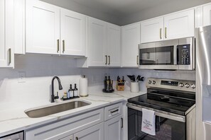 Fridge, microwave, oven, stovetop - Mid-Term and Student Rental Close to UGA (Athens)