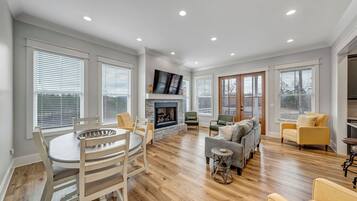 Smart TV, fireplace