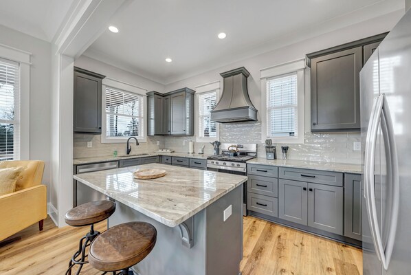 Kühlschrank, Mikrowelle, Ofen, Geschirrspüler