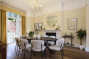 House | In-room dining