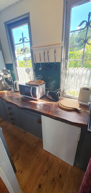 Een microgolfoven, een kookplaat