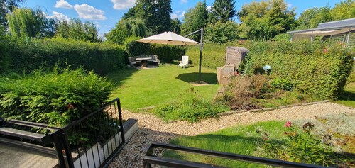 Gemütlicher Bungalow mit Außen-Kamin auf Wassergrundstück, bei Berlin.