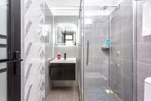 Dusj, bidé, håndklær og toalettpapir