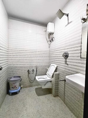 Deluxe Double Room, City View | Bathroom | Slippers